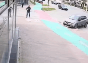 un-sofer-din-bacau-a-intrat-cu-masina-intr-o-frizerie