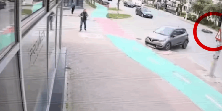 un-sofer-din-bacau-a-intrat-cu-masina-intr-o-frizerie