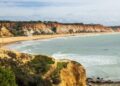 o-plaja-din-portugalia-a-primit-titlul-de-cea-mai-frumoasa-destinatie-a-anului