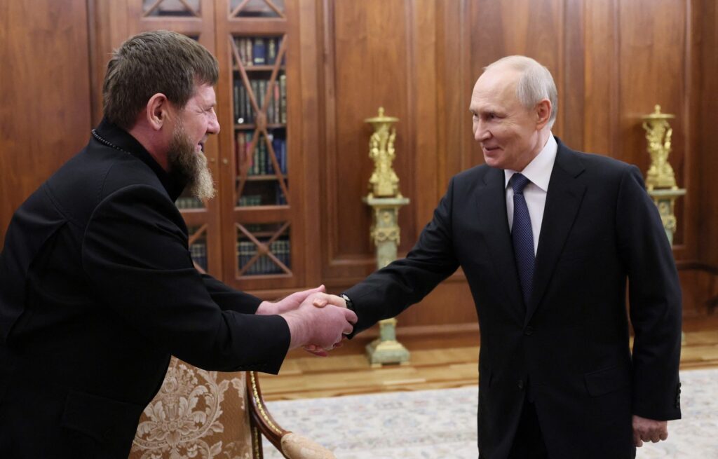 putin-ii-multumeste-lui-kadirov-pentru-cei-zeci-de-mii-de-ceceni-care-lupta-eroic-in-ucraina-–-hotnews.ro