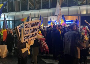 protest-al-sustinatorilor-dianei-sosoaca-la-otopeni,-dupa-ridicarea-imunitatii-in-parlamentul-european