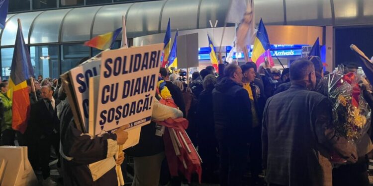 protest-al-sustinatorilor-dianei-sosoaca-la-otopeni,-dupa-ridicarea-imunitatii-in-parlamentul-european