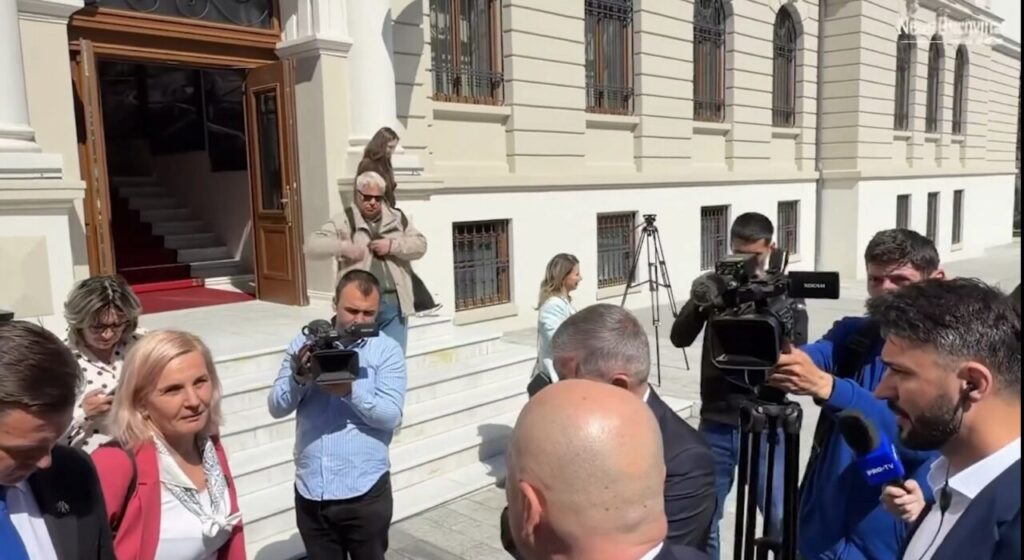 bolojan,-luat-la-rost,-la-suceava:-„va-intereseaza-doar-politica?