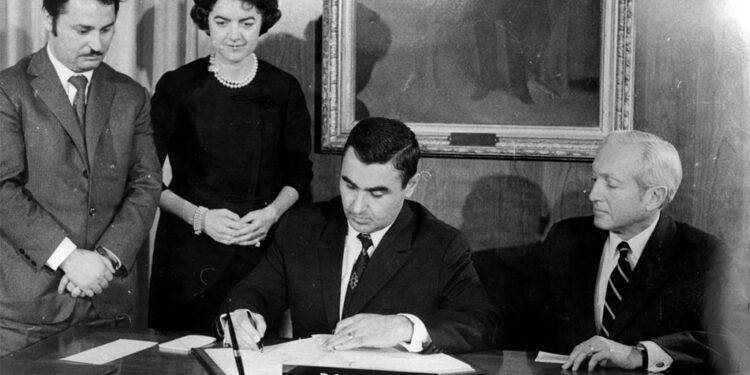 camera-montata-in-lustra-il-filma-in-timp-ce-el-scria-note-pentru-americani-povestea-spionului-roman-pentru-care-bush-a-intervenit-direct-la-ceausescu-–-hotnews.ro