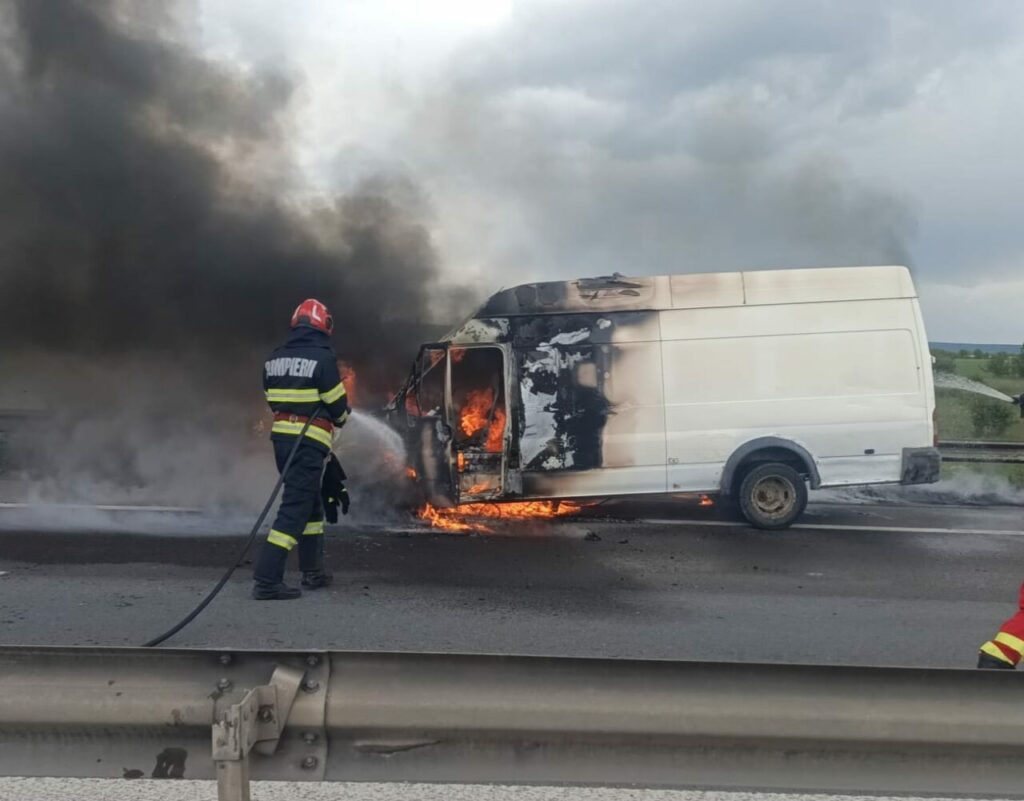 o-autoutilitara-a-luat-pe-foc-pe-a1,-pe-directia-bucuresti-pitesti.-traficul-rutier-a-fost-restrictionat-in-zona-localitatii-argesene-cateasca