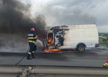 o-autoutilitara-a-luat-pe-foc-pe-a1,-pe-directia-bucuresti-pitesti.-traficul-rutier-a-fost-restrictionat-in-zona-localitatii-argesene-cateasca