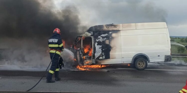 o-autoutilitara-a-luat-pe-foc-pe-a1,-pe-directia-bucuresti-pitesti.-traficul-rutier-a-fost-restrictionat-in-zona-localitatii-argesene-cateasca