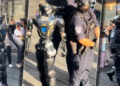 robo-politistii-in-china.-in-shenzhen,-multimi-de-oameni-s-au-adunat-pentru-a-i-urmari-pe-roboti-la-lucru