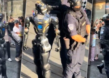 robo-politistii-in-china.-in-shenzhen,-multimi-de-oameni-s-au-adunat-pentru-a-i-urmari-pe-roboti-la-lucru