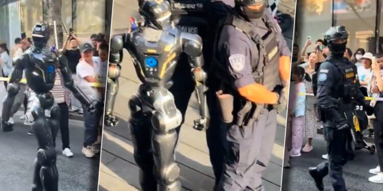 robo-politistii-in-china.-in-shenzhen,-multimi-de-oameni-s-au-adunat-pentru-a-i-urmari-pe-roboti-la-lucru