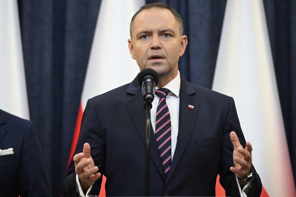 karol-nawrocki-vrea-rescrierea-constitutiei-poloniei-si-numeste-un-consiliu-special-donald-tusk:-incepeti-prin-a-o-respecta-pe-cea-actuala-–-hotnews.ro