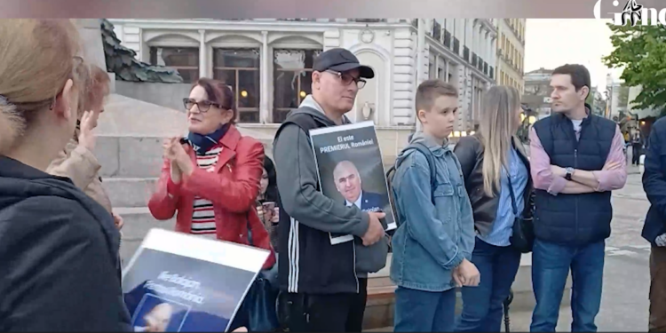 cateva-zeci-de-ieseni-au-iesit-si-ei-in-strada-sa-il-sustina-pe-bolojan