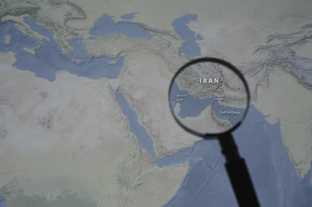 sua-vor-ghida-navele-blocate-prin-stramtoarea-ormuz-15000-de-militari,-distrugatoare-cu-rachete-si-peste-100-de-aeronave-vor-fi-implicate-–-hotnews.ro