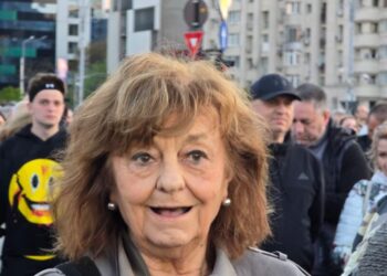 ana-blandiana,-la-mitingul-de-sustinere-a-lui-bolojan:-nimeni-nu-are-interes-ca-motiunea-sa-treaca