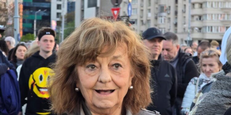 ana-blandiana,-la-mitingul-de-sustinere-a-lui-bolojan:-nimeni-nu-are-interes-ca-motiunea-sa-treaca