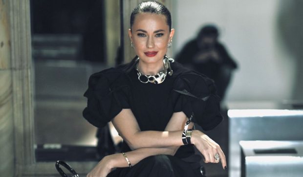 roxana-voloseniuc,-redactor-sef-elle,-a-inmanat-premiul-pentru-cele-mai-bune-costume-la-gala-gopo-2026