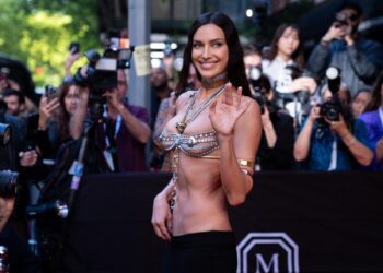 galerie-foto-cele-mai-provocatoarea-tinute-de-la-gala-met-de-la-new-york-–-hotnews.ro