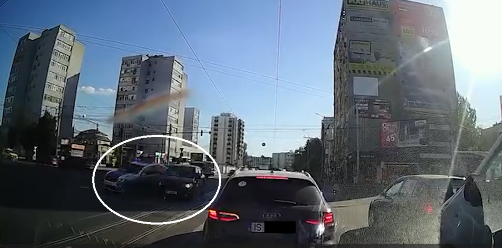 masina-de-politie,-lovita-de-un-autoturism-intr-o-intersectie-din-iasi.-impactul-a-fost-surprins-de-o-camera-de-bord