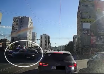 masina-de-politie,-lovita-de-un-autoturism-intr-o-intersectie-din-iasi.-impactul-a-fost-surprins-de-o-camera-de-bord