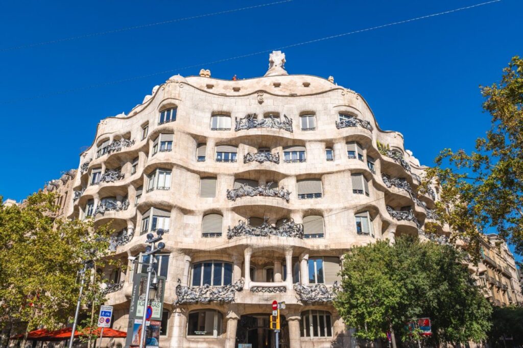 povestea-femeii-care-traieste-intr-un-apartament-din-casa-mila