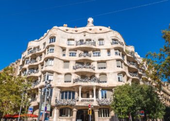 povestea-femeii-care-traieste-intr-un-apartament-din-casa-mila