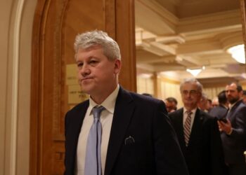 lider-usr:-mai-bine-mi-as-taia-mana-decat-sa-il-votez-pe-predoiu-premier-senatorul-acuza-un-puci-nereusit-in-pnl-–-hotnews.ro