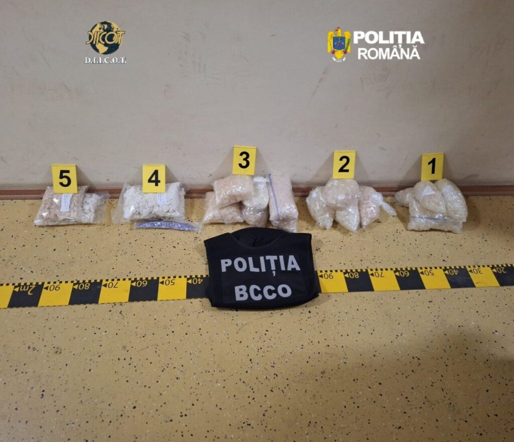 familie-din-braila,-intre-care-un-adolescent-minor,-retinuta-pentru-trafic-de-droguri-de-mare-risc.-aproape-10-kg-de-substante-interzise,-de-vanzare