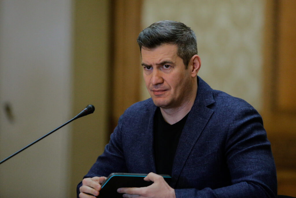 dragos-patraru-a-aratat-mesajul-pe-care-i-l-a-trimis-lui-bolojan,-dupa-motiunea-care-a-trantit-guvernul-ce-raspuns-a-primit-–-hotnews.ro