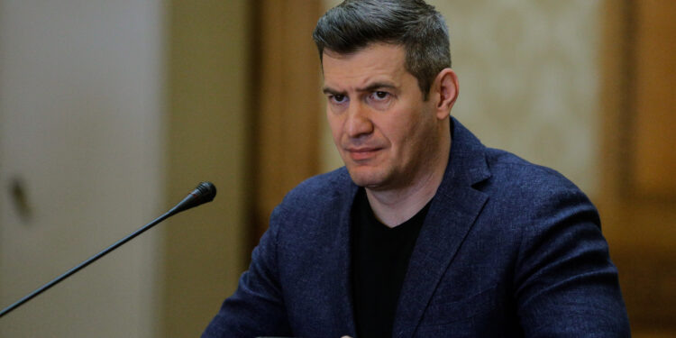 dragos-patraru-a-aratat-mesajul-pe-care-i-l-a-trimis-lui-bolojan,-dupa-motiunea-care-a-trantit-guvernul-ce-raspuns-a-primit-–-hotnews.ro