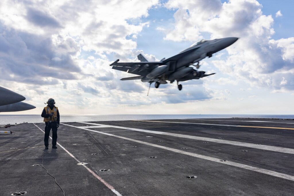 petrolier-dezactivat-marina-sua-a-trimis-un-super-hornet-sa-deschida-focul-asupra-unei-nave-iraniene-care-incerca-sa-sparga-blocada-–-hotnews.ro