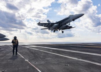 petrolier-dezactivat-marina-sua-a-trimis-un-super-hornet-sa-deschida-focul-asupra-unei-nave-iraniene-care-incerca-sa-sparga-blocada-–-hotnews.ro