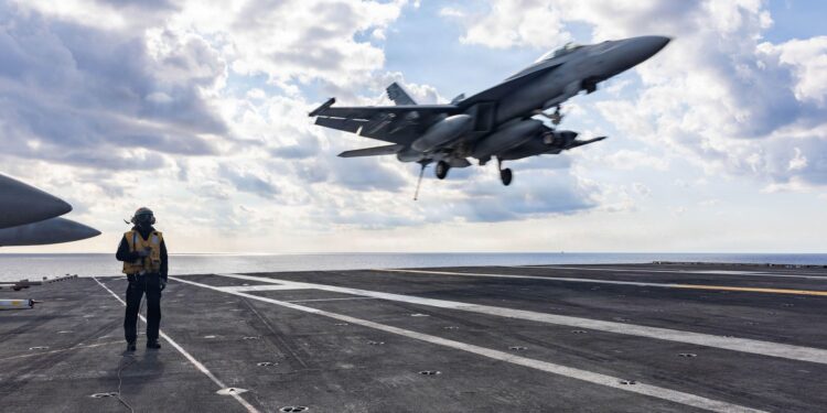 petrolier-dezactivat-marina-sua-a-trimis-un-super-hornet-sa-deschida-focul-asupra-unei-nave-iraniene-care-incerca-sa-sparga-blocada-–-hotnews.ro