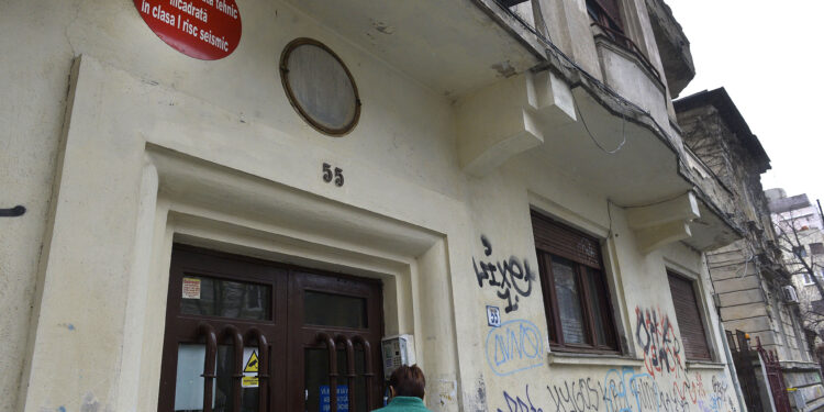 romanii-care-locuiesc-in-cladiri-cu-risc-seismic-ar-putea-fi-obligati-sa-le-consolideze-singuri.-pot-fi-chiar-si-amendati,-daca-intarzie-lucrarile