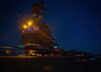 distrugatoarele-marinei-sua-din-jurul-ormuz,-sub-atacul-rachetelor-iraniene,-anunta-presa-de-la-teheran-au-fost-fortate-sa-fuga-–-hotnews.ro
