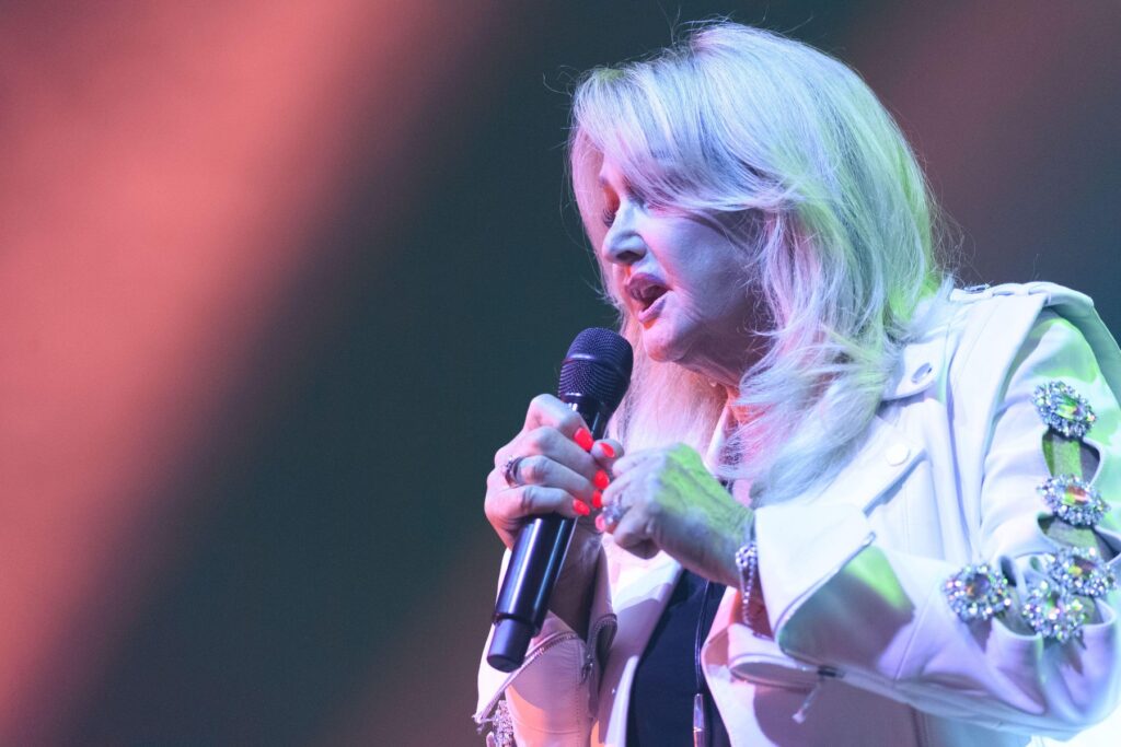 bonnie-tyler-se-afla-in-coma-indusa,-dupa-ce-a-fost-operata-de-urgenta-in-portugalia-–-hotnews.ro