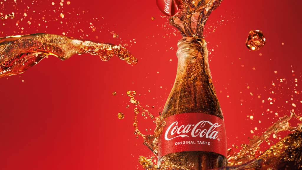 140-de-ani-de-istorie-coca-cola-si-35-de-ani-de-la-prima-sticla-facuta-in-romania-cum-a-devenit-un-brand-global-un-pilon-de-peste-900-de-milioane-de-euro-pentru-economia-locala-–-hotnews.ro