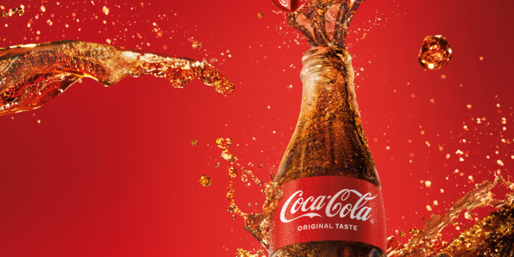 140-de-ani-de-istorie-coca-cola-si-35-de-ani-de-la-prima-sticla-facuta-in-romania-cum-a-devenit-un-brand-global-un-pilon-de-peste-900-de-milioane-de-euro-pentru-economia-locala-–-hotnews.ro