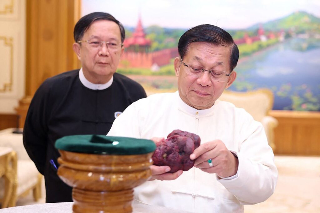 foto-un-rubin-urias,-de-11000-de-carate,-a-fost-descoperit-in-myanmar-o-calitate-cromatica-ridicata-–-hotnews.ro