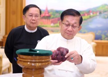 foto-un-rubin-urias,-de-11000-de-carate,-a-fost-descoperit-in-myanmar-o-calitate-cromatica-ridicata-–-hotnews.ro
