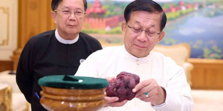foto-un-rubin-urias,-de-11000-de-carate,-a-fost-descoperit-in-myanmar-o-calitate-cromatica-ridicata-–-hotnews.ro