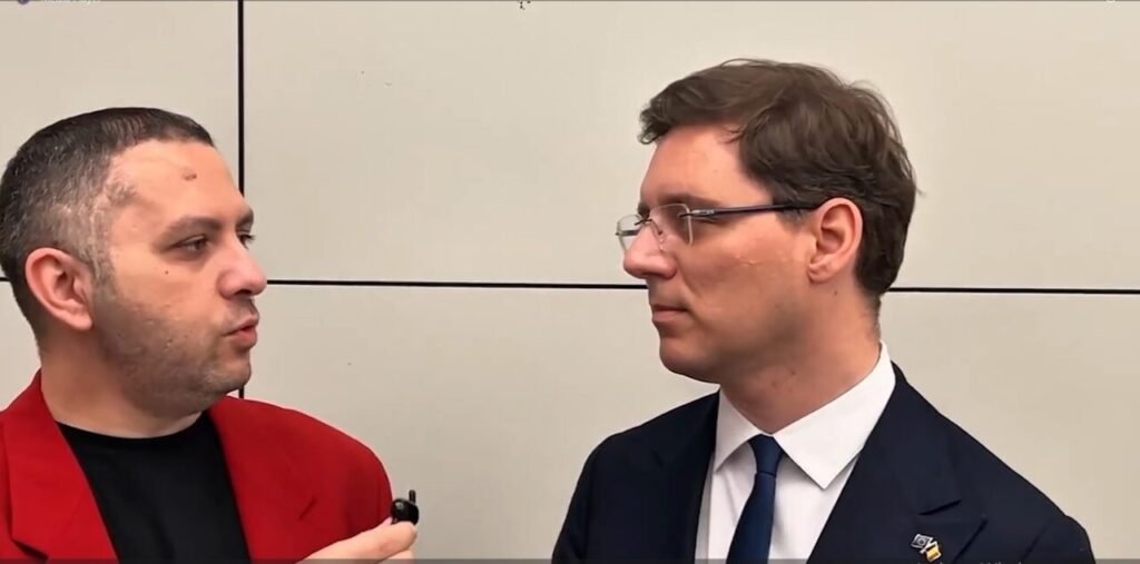 victor-negrescu-ii-indeamna-pe-tineri-sa-intrebe-politicienii-de-ce-fac-politica:-raspunsul-va-demonstra-daca-politicianul-merita-increderea-lui