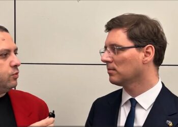 victor-negrescu-ii-indeamna-pe-tineri-sa-intrebe-politicienii-de-ce-fac-politica:-raspunsul-va-demonstra-daca-politicianul-merita-increderea-lui