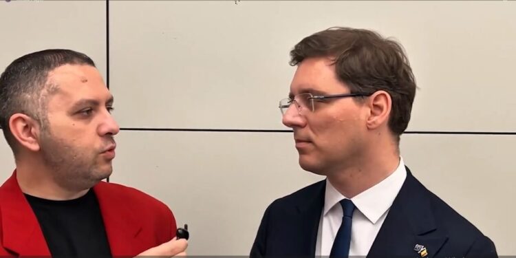 victor-negrescu-ii-indeamna-pe-tineri-sa-intrebe-politicienii-de-ce-fac-politica:-raspunsul-va-demonstra-daca-politicianul-merita-increderea-lui
