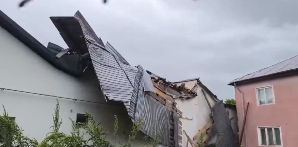 acoperisul-unui-bloc-din-focsani-a-fost-smuls-de-vant-si-imprastiat-pe-doua-strazi.-constructia-a-cazut-peste-mai-multe-case-si-masini