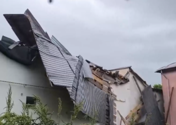 acoperisul-unui-bloc-din-focsani-a-fost-smuls-de-vant-si-imprastiat-pe-doua-strazi.-constructia-a-cazut-peste-mai-multe-case-si-masini