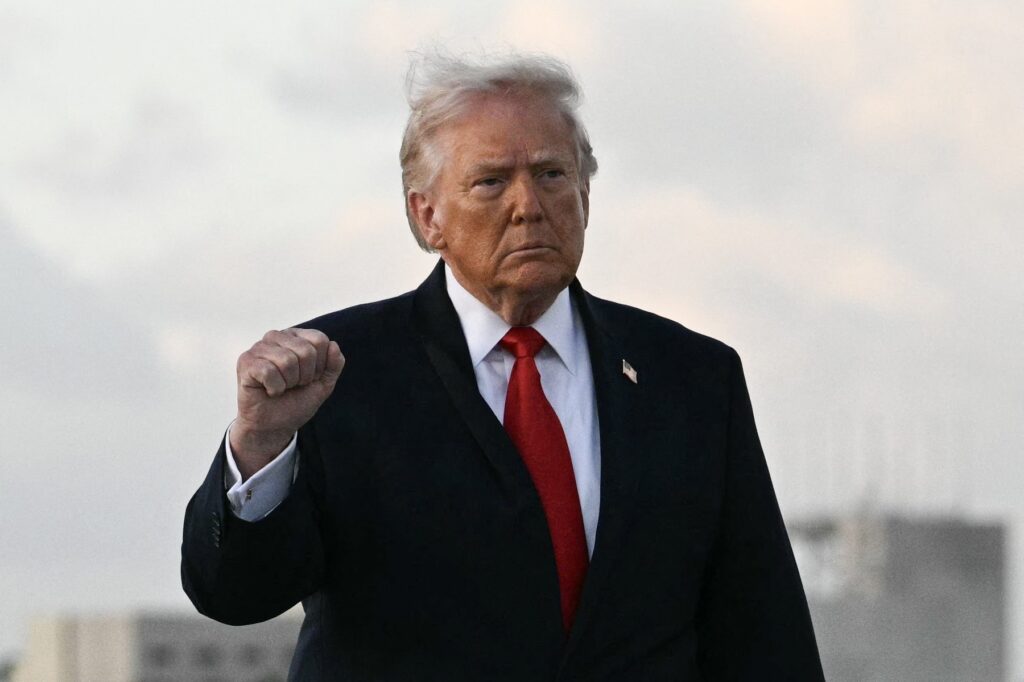 trump-spune-ca-tara-pe-care-a-amenintat-ca-o-va-prelua-merge-intr-o-singura-directie-si-ca-este-stat-esuat-–-hotnews.ro