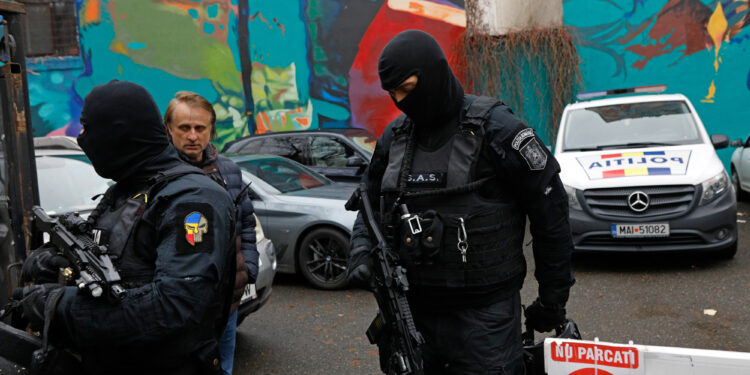 perchezitii-la-doi-procurori-din-constanta-suspectati-de-trafic-de-influenta-in-trecut,-au-fost-acuzati-ca-au-incercat-sa-scape-un-inculpat-celebru-–-hotnews.ro