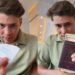 un-roman-a-primit-o-camera-de-lux-la-un-hotel-in-egipt-dupa-ce-a-predat-la-receptie-pasaportul-cu-un-biletel-in-el