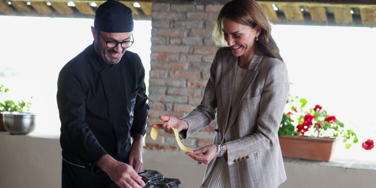 ajunsa-in-valea-gastronomiei-din-italia,-printesa-kate-a-invatat-sa-prepare-tortelli-–-hotnews.ro