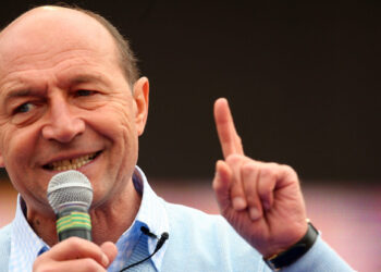 basescu-il-pulverizeaza-pe-bolojan:-si-ei-sunt-la-fel-de-sobolani,-chiar-daca-actioneaza-un-intrerupator